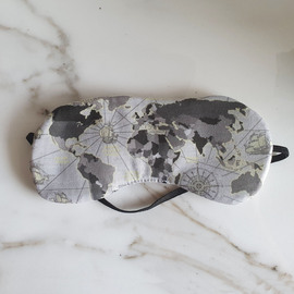 20% OFF -COMBO FIACOSO NUEVO! MANTA CON SOBRE + ALMOHADON + ALMOHADA + ANTIFAZ - MAPA GRIS